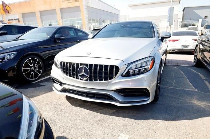 Подержанный Mercedes-Benz C-Class 300 IV (W205) Рестайлинг, 2.0 л, 2020 в Шардже от Al Majarah Used Cars Серебристый цвет. Американская | AUTO.AE