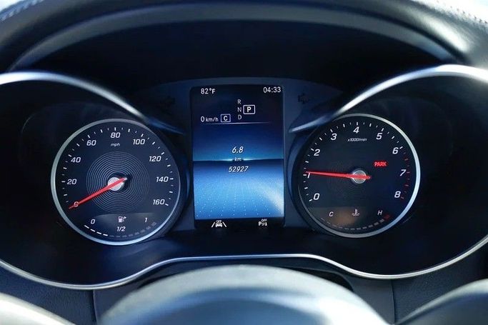 Подержанный Mercedes-Benz C-Class 300 IV (W205) Рестайлинг, 2.0 л, 2020 в Шардже от Al Majarah Used Cars Серебристый цвет. Американская | AUTO.AE