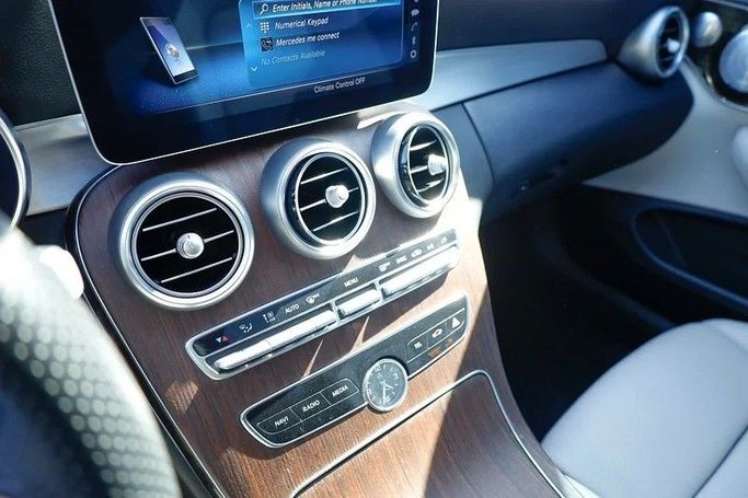 Подержанный Mercedes-Benz C-Class 300 IV (W205) Рестайлинг, 2.0 л, 2020 в Шардже от Al Majarah Used Cars Серебристый цвет. Американская | AUTO.AE