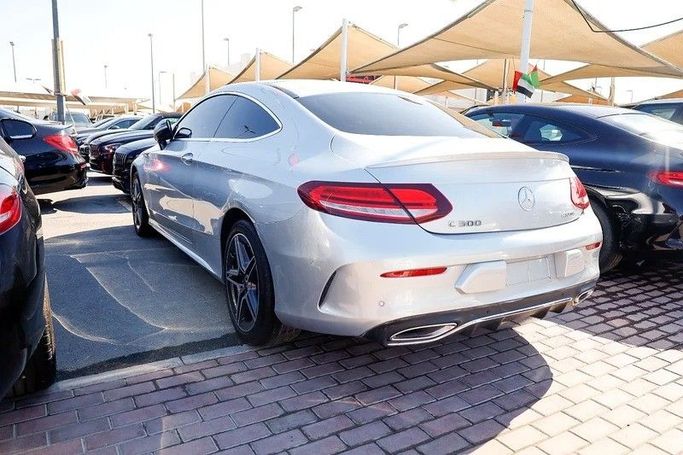 Подержанный Mercedes-Benz C-Class 300 IV (W205) Рестайлинг, 2.0 л, 2020 в Шардже от Al Majarah Used Cars Серебристый цвет. Американская | AUTO.AE