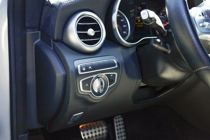 Подержанный Mercedes-Benz C-Class 300 IV (W205) Рестайлинг, 2.0 л, 2020 в Шардже от Al Majarah Used Cars Серебристый цвет. Американская | AUTO.AE