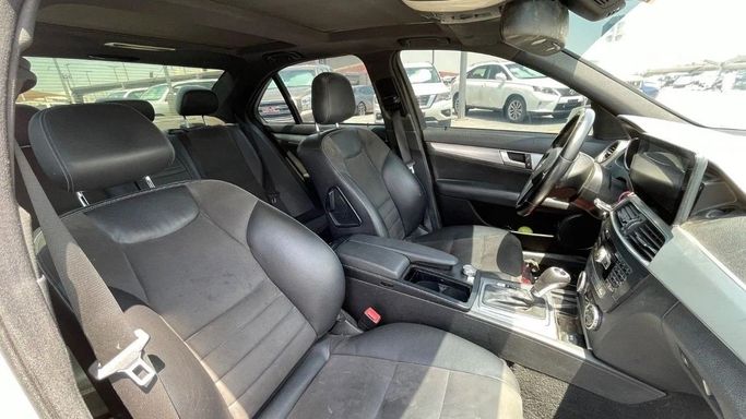 Подержанный Mercedes-Benz C-Class 200 III (W204) Рестайлинг, 1.8 л, 2014 в Шардже от Halla Cars Белый цвет. GCC | AUTO.AE