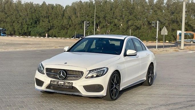 Подержанный Mercedes-Benz C-Class 300 IV (W205), 2.0 л, 2018 в Шардже от Halla Cars Белый цвет. Американская | AUTO.AE