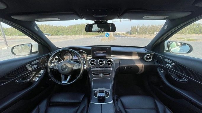 Подержанный Mercedes-Benz C-Class 300 IV (W205), 2.0 л, 2018 в Шардже от Halla Cars Белый цвет. Американская | AUTO.AE