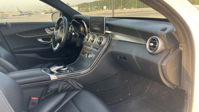 Подержанный Mercedes-Benz C-Class 300 IV (W205), 2.0 л, 2018 в Шардже от Halla Cars Белый цвет. Американская | AUTO.AE
