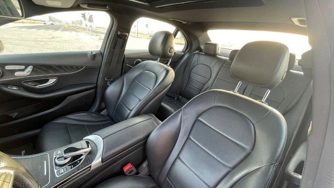 Подержанный Mercedes-Benz C-Class 300 IV (W205), 2.0 л, 2018 в Шардже от Halla Cars Белый цвет. Американская | AUTO.AE