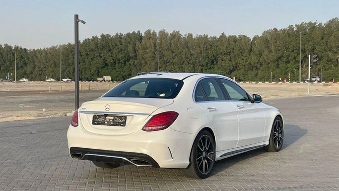 Подержанный Mercedes-Benz C-Class 300 IV (W205), 2.0 л, 2018 в Шардже от Halla Cars Белый цвет. Американская | AUTO.AE