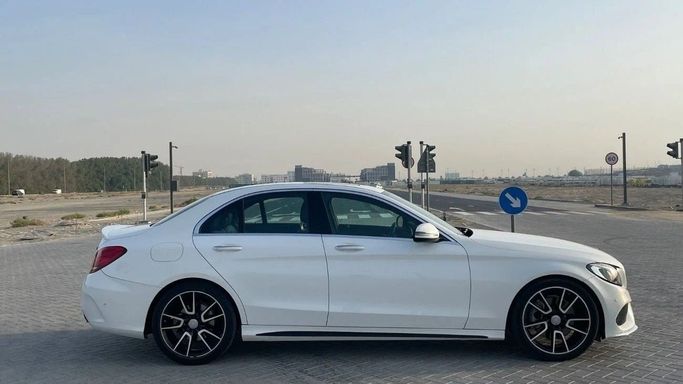 Подержанный Mercedes-Benz C-Class 300 IV (W205), 2.0 л, 2018 в Шардже от Halla Cars Белый цвет. Американская | AUTO.AE