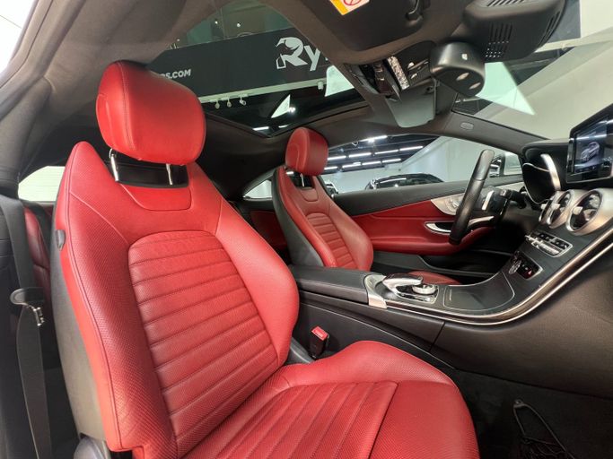 Подержанный Mercedes-Benz C-Class 200 IV (W205), 2.0 л, 2017 в Шардже от Ryno Cars Серебристый цвет. GCC | AUTO.AE