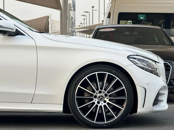 Подержанный Mercedes-Benz C-Class 200 IV (W205) Рестайлинг, 2.0 л, 2019 в Шардже от Al Hashal Used Cars Белый цвет. GCC | AUTO.AE
