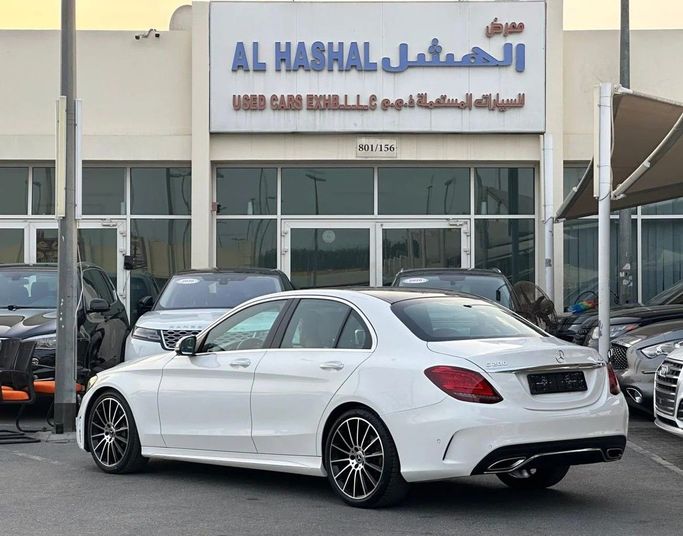 Подержанный Mercedes-Benz C-Class 200 IV (W205) Рестайлинг, 2.0 л, 2019 в Шардже от Al Hashal Used Cars Белый цвет. GCC | AUTO.AE