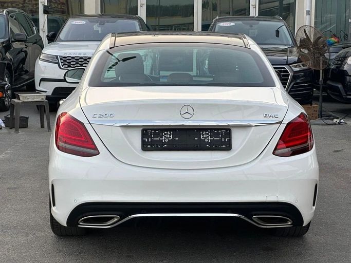 Подержанный Mercedes-Benz C-Class 200 IV (W205) Рестайлинг, 2.0 л, 2019 в Шардже от Al Hashal Used Cars Белый цвет. GCC | AUTO.AE
