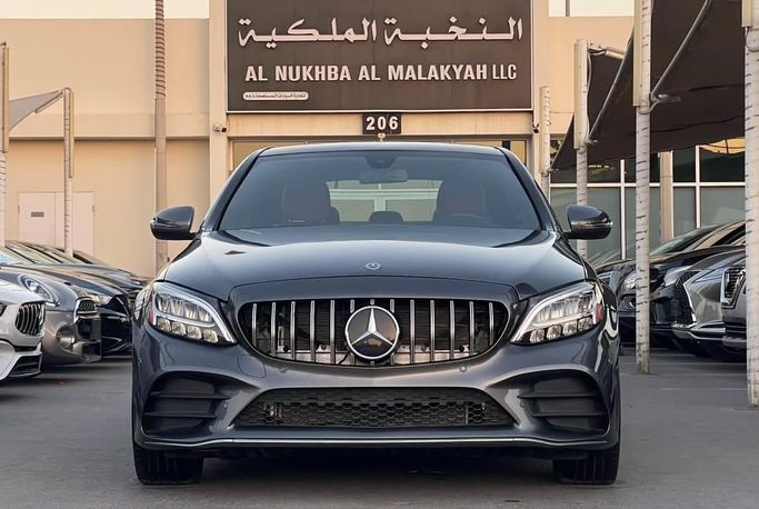 Подержанный Mercedes-Benz C-Class 300 IV (W205) Рестайлинг, 2.0 л, 2020 в Шардже от Al Nukhba Al Malakyah Used Cars Серый цвет. Американская | AUTO.AE