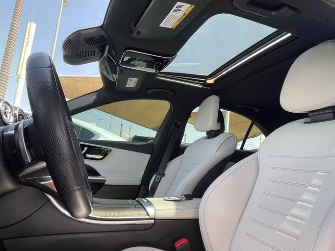 Подержанный Mercedes-Benz C-Class 300 V (W206), 2.0 л, 2022 в Шардже от Al Nukhba Al Malakyah Used Cars Черный цвет. Американская | AUTO.AE