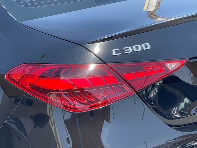 Подержанный Mercedes-Benz C-Class 300 V (W206), 2.0 л, 2022 в Шардже от Al Nukhba Al Malakyah Used Cars Черный цвет. Американская | AUTO.AE