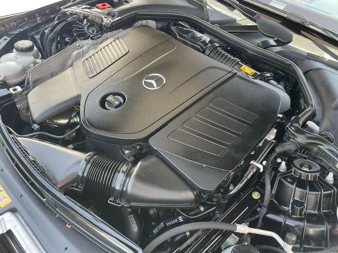 Подержанный Mercedes-Benz C-Class 300 V (W206), 2.0 л, 2022 в Шардже от Al Nukhba Al Malakyah Used Cars Черный цвет. Американская | AUTO.AE