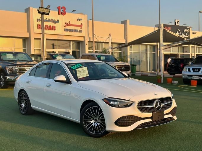 Подержанный Mercedes-Benz C-Class 300 V (W206), 2.0 л, 2022 в Шардже от Badar Used Cars Белый цвет.  | AUTO.AE