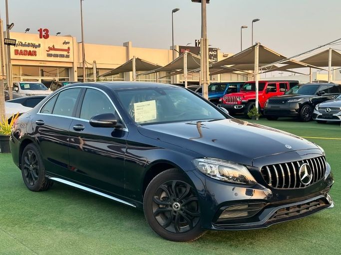 Подержанный Mercedes-Benz C-Class 300 IV (W205), 2.0 л, 2018 в Шардже от Badar Used Cars Черный цвет.  | AUTO.AE