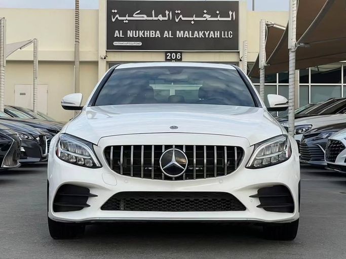 Подержанный Mercedes-Benz C-Class 300 IV (W205) Рестайлинг, 2.0 л, 2019 в Шардже от Al Nukhba Al Malakyah Used Cars Белый цвет. Американская | AUTO.AE