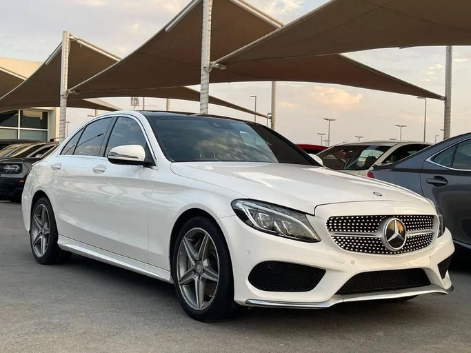 Подержанный Mercedes-Benz C-Class 300 IV (W205), 2.0 л, 2016 в Шардже от Al Nukhba Al Malakyah Used Cars Белый цвет. Американская | AUTO.AE