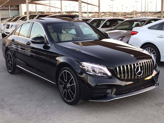 Подержанный Mercedes-Benz C-Class 300 IV (W205), 2.0 л, 2018 в Шардже от Al Nukhba Al Malakyah Used Cars Черный цвет. Американская | AUTO.AE