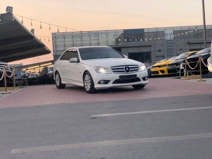 Подержанный Mercedes-Benz C-Class 200 III (W204), 1.8 л, 2010 в Шардже от Al Najem Used Cars Белый цвет. GCC | AUTO.AE