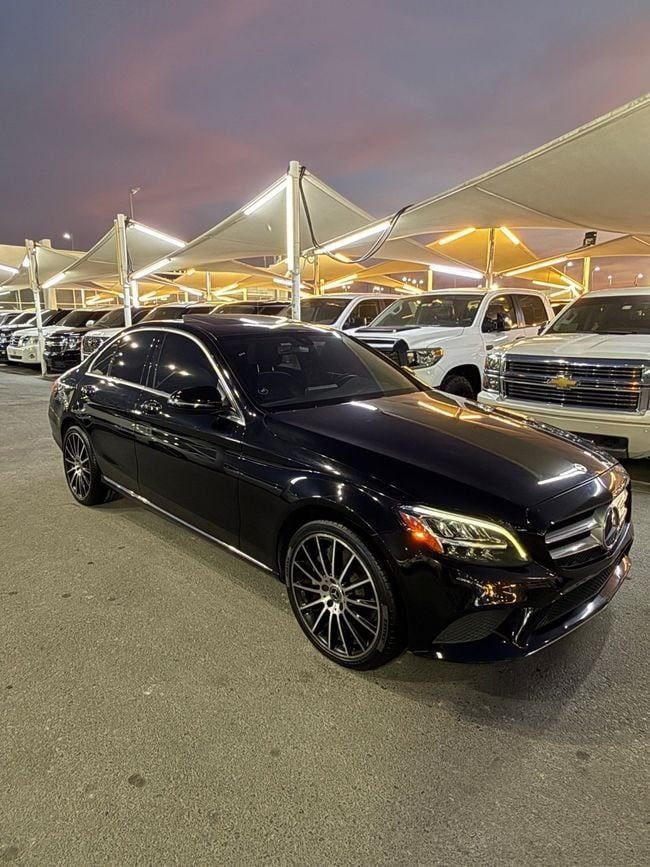 Подержанный Mercedes-Benz C-Class 300 IV (W205) Рестайлинг, 2.0 л, 2019 в Шардже от Emirates & Gulf used cars Черный цвет. Американская | AUTO.AE