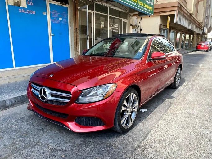 Подержанный Mercedes-Benz C-Class 300 IV (W205), 2.0 л, 2016 в Шардже от Bashar Karoomi Kunani Красный цвет. Американская | AUTO.AE