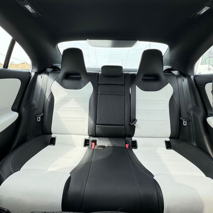 Подержанный Mercedes-Benz CLA AMG 35 AMG II (C118, X118), 2.0 л, 2020 в Шардже от Alfaris Used Cars Серебристый цвет.  | AUTO.AE
