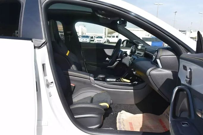 Подержанный Mercedes-Benz CLA AMG 45 AMG II (C118, X118), 2.0 л, 2023 в Шардже от Alfaris Used Cars Белый цвет. Other | AUTO.AE