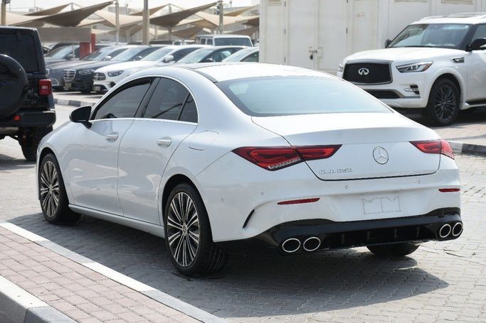 Подержанный Mercedes-Benz CLA 250 II (C118, X118), 2.0 л, 2021 в Шардже от Alfaris Used Cars Белый цвет.  | AUTO.AE