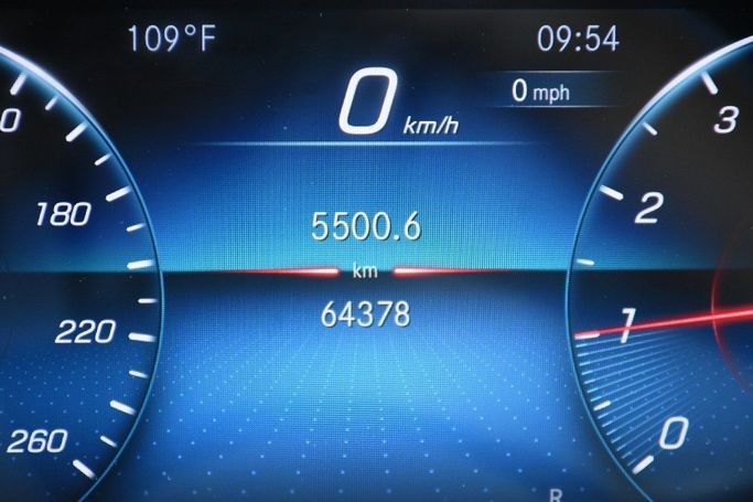 Подержанный Mercedes-Benz CLA 250 II (C118, X118), 2.0 л, 2021 в Шардже от Alfaris Used Cars Белый цвет.  | AUTO.AE
