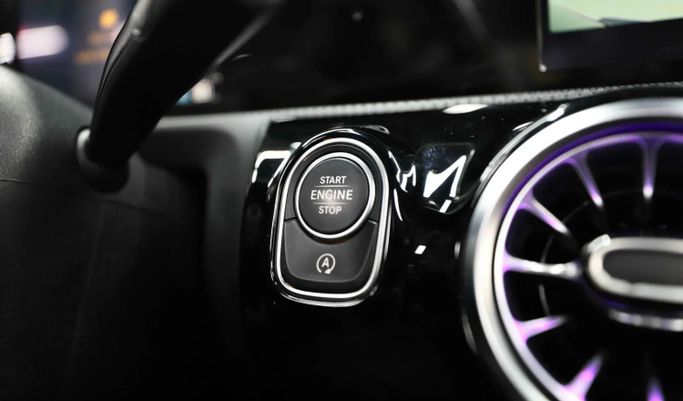 Подержанный Mercedes-Benz CLA 250 II (C118, X118), 2.0 л, 2022 в Шардже от Al Qassem Cars Trading Черный цвет. Американская | AUTO.AE