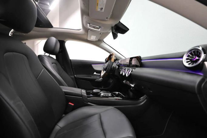 Подержанный Mercedes-Benz CLA 250 II (C118, X118), 2.0 л, 2022 в Шардже от Al Qassem Cars Trading Черный цвет. Американская | AUTO.AE