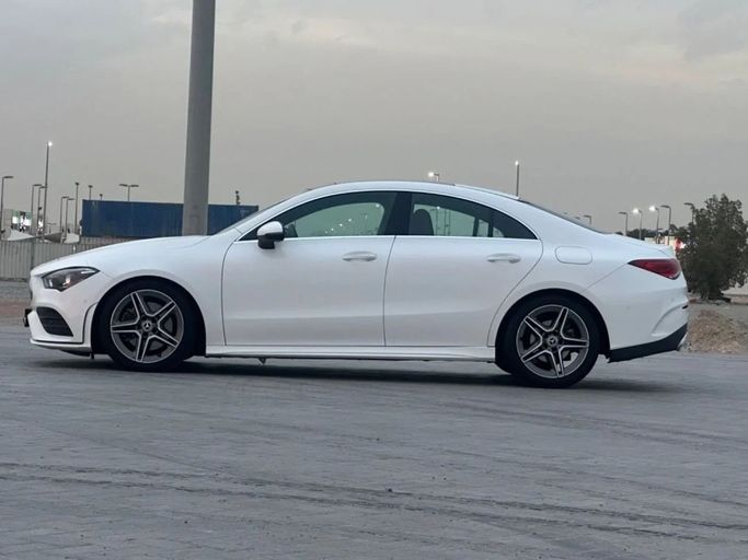 Подержанный Mercedes-Benz CLA 250 II (C118, X118), 2.0 л, 2020 в Шардже от Al Aayan Used Cars Белый цвет. Американская | AUTO.AE