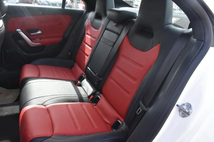 Подержанный Mercedes-Benz CLA 250 II (C118, X118) Рестайлинг, 2.0 л, 2023 в Шардже от Alfaris Used Cars Белый цвет. Other | AUTO.AE