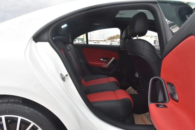 Подержанный Mercedes-Benz CLA 250 II (C118, X118), 2.0 л, 2022 в Шардже от Alfaris Used Cars Белый цвет. Other | AUTO.AE