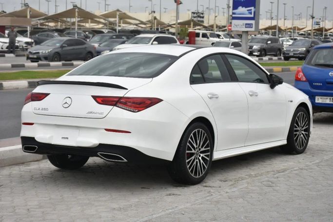Подержанный Mercedes-Benz CLA 250 II (C118, X118), 2.0 л, 2022 в Шардже от Alfaris Used Cars Белый цвет. Other | AUTO.AE