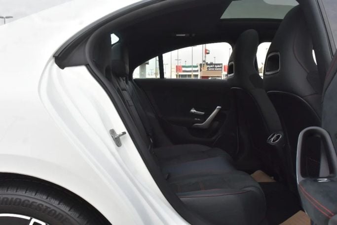 Подержанный Mercedes-Benz CLA 250 II (C118, X118), 2.0 л, 2023 в Шардже от Alfaris Used Cars Белый цвет. Other | AUTO.AE