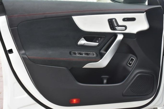 Подержанный Mercedes-Benz CLA 250 II (C118, X118), 2.0 л, 2023 в Шардже от Alfaris Used Cars Белый цвет. Other | AUTO.AE