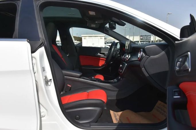 Подержанный Mercedes-Benz CLA 250 I (C117, X117) Рестайлинг, 2.0 л, 2019 в Шардже от Alfaris Used Cars Белый цвет. Other | AUTO.AE