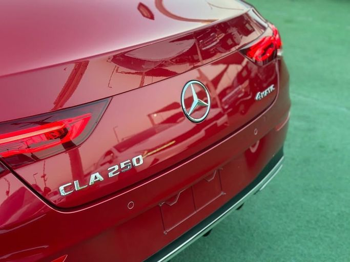 Подержанный Mercedes-Benz CLA 250 II (C118, X118), 2.0 л, 2021 в Шардже от Badar Used Cars Тёмно-бордовый цвет.  | AUTO.AE