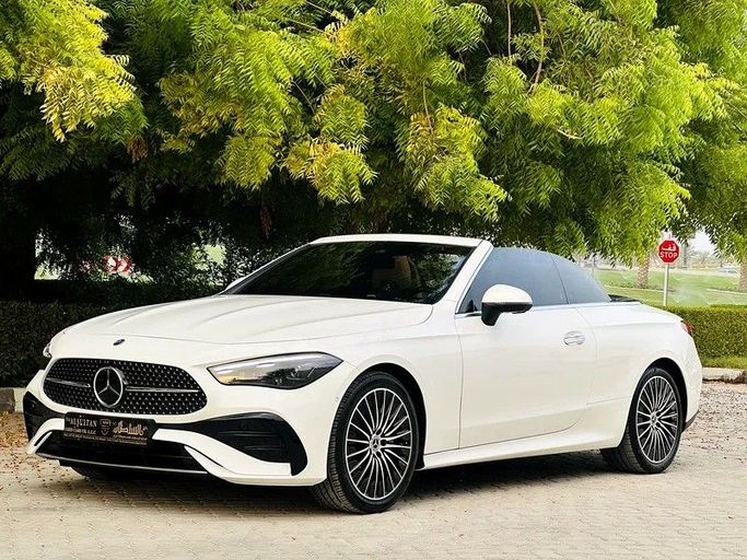 Подержанный Mercedes-Benz CLE 200, 2.0 л, 2024 в Шардже от Taj Al Sultan Used Cars Белый цвет. Корейская | AUTO.AE