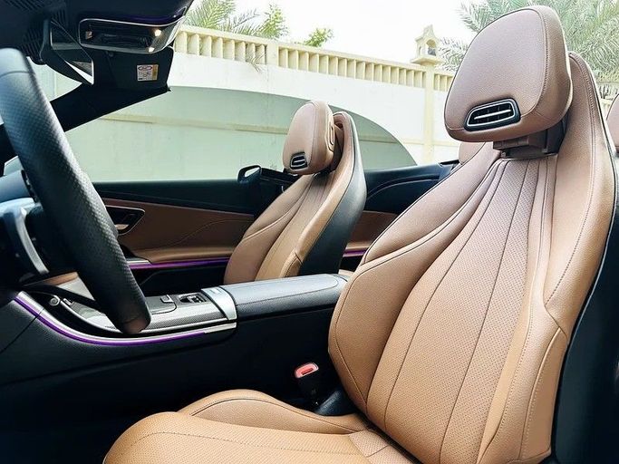 Подержанный Mercedes-Benz CLE 200, 2.0 л, 2024 в Шардже от Taj Al Sultan Used Cars Белый цвет. Корейская | AUTO.AE