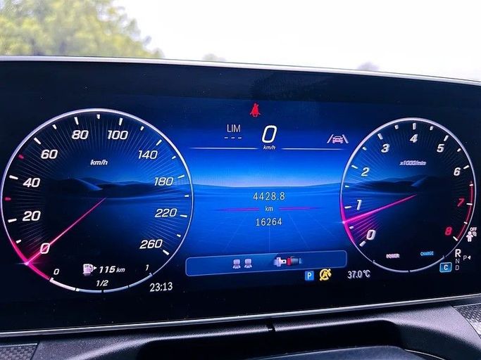 Подержанный Mercedes-Benz CLE 200, 2.0 л, 2024 в Шардже от Taj Al Sultan Used Cars Белый цвет. Корейская | AUTO.AE