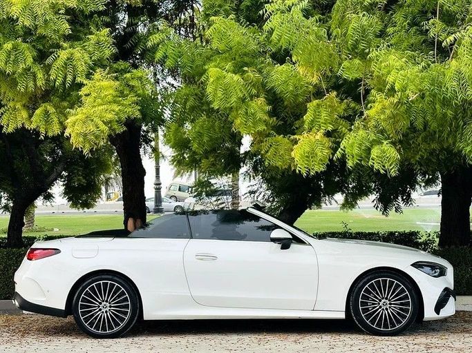 Подержанный Mercedes-Benz CLE 200, 2.0 л, 2024 в Шардже от Taj Al Sultan Used Cars Белый цвет. Корейская | AUTO.AE