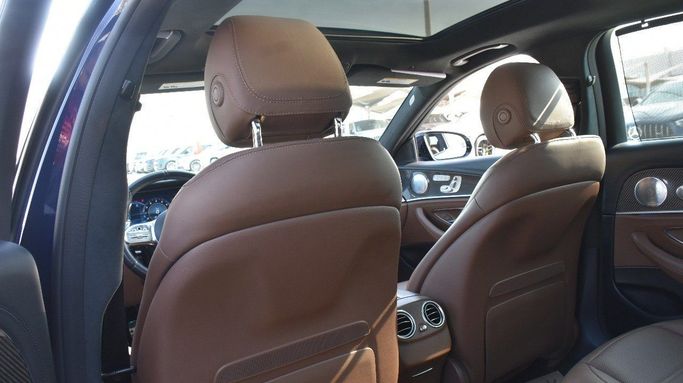 Подержанный Mercedes-Benz E-Class AMG 63 AMG S V (W213), 4.0 л, 2019 в Шардже от Alfaris Used Cars Синий цвет.  | AUTO.AE