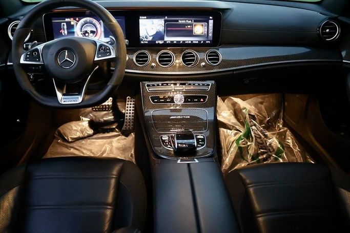 Подержанный Mercedes-Benz E-Class AMG 63 AMG S V (W213), 4.0 л, 2018 в Шардже от Al Bake Used Cars Белый цвет.  | AUTO.AE