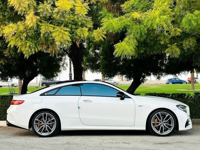 Подержанный Mercedes-Benz E-Class AMG 53 AMG V (W213), 3.0 л, 2020 в Шардже от Taj Al Sultan Used Cars Белый цвет. Японская | AUTO.AE