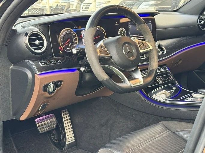 Подержанный Mercedes-Benz E-Class AMG 63 AMG V (W213), 4.0 л, 2018 в Шардже от Al Fakhamah Used Cars Черный цвет. GCC | AUTO.AE